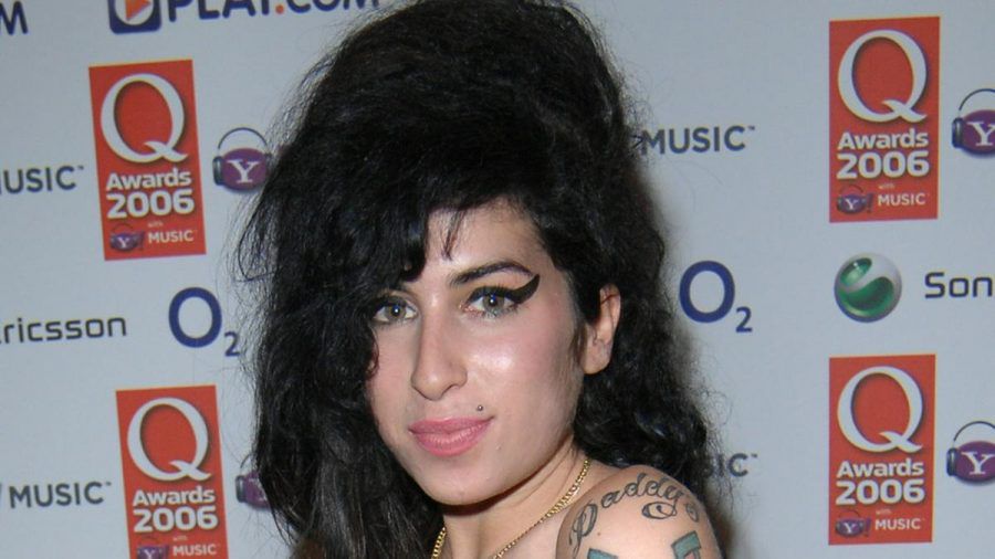 Amy Winehouse 2006 auf dem roten Teppich (mia/spot)