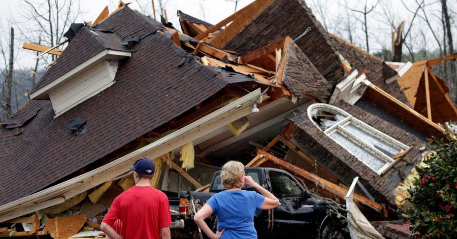Anwohner begutachten die Schäden an ihren Häusern, nachdem ein Tornado südlich von Birmingham mehrere Häuser beschädigt hat.