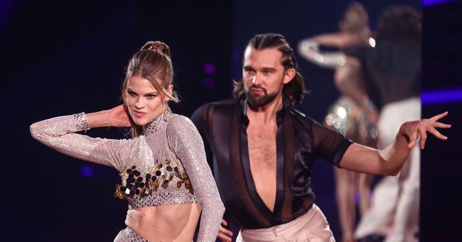 Kim Riekenberg, Model, und Pasha Zvychaynyy, Profitänzer, tanzen in der zweiten Runde der RTL-Tanzshow «Let's Dance» Cha Cha Cha zu «Head, Shoulders, Knees & Toes».