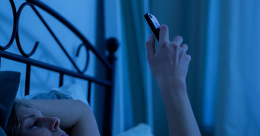 Das blau leuchtende Licht des Displays unterdrückt die Melatonin-Produktion. Besser man legt das Handy schon eine Weile vor dem Schlafengehen weg.