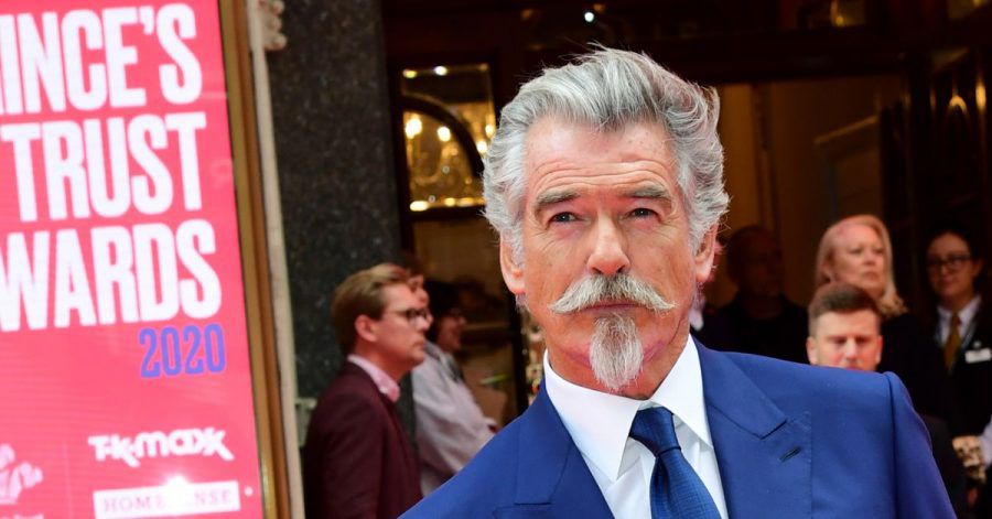 Ein goldener Helm verleiht ihm magische Kräfte: Pierce Brosnan wird zu Doctor Fate.