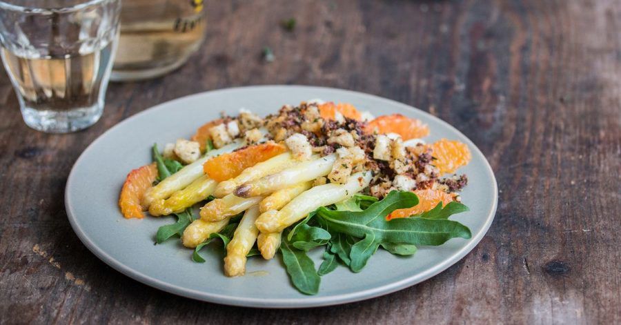 Ein ungewöhnliches Geschmackserlebnis verspricht der Spargelsalat mit Blutorange. Brösel aus Weißbrot, Oliven, Thymian und Zitronenabrieb sorgen für eine fruchtig-würzige Variante.