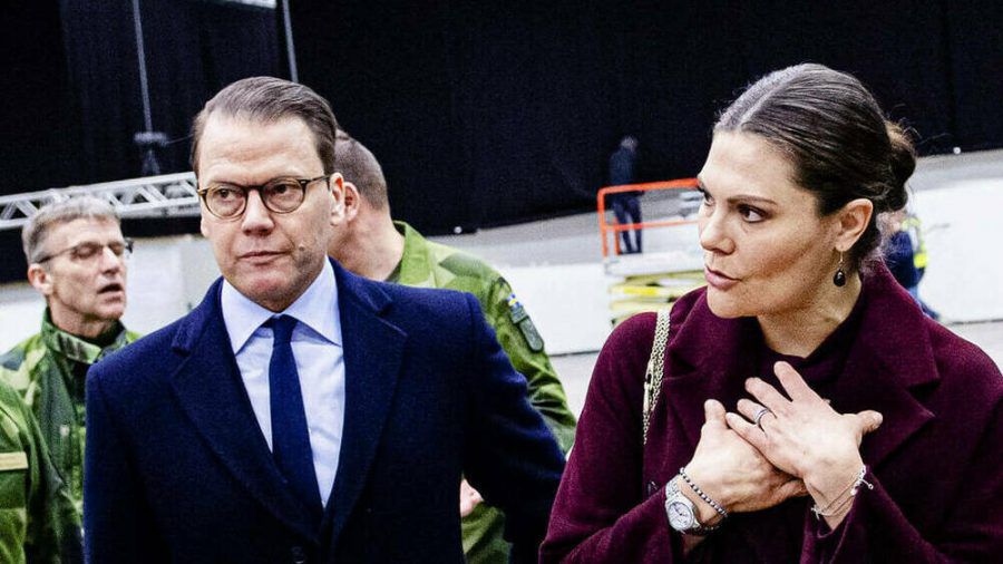 Kronprinzessin Victoria und Prinz Daniel beim Besuch eines Feldlazaretts im vergangenen März in Stockholm. (dr/spot)