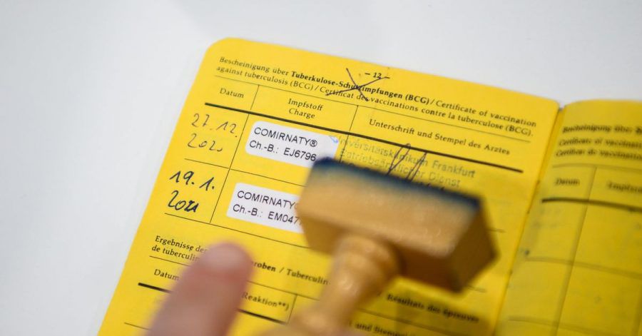 Bisher gibt es nur die gelben Impfpässe aus Papier. Ein digitaler EU-Impfpass könnte schon im Sommer das Reisen erleichtern.