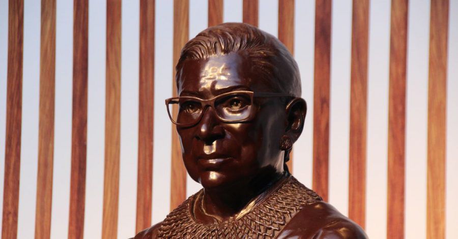 Bronze-Statue von Ruth Bader Ginsburg in einem Einkaufszentrum im Stadtteil Brooklyn.