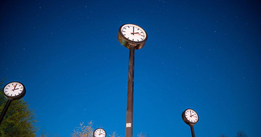 Am frühen Sonntagmorgen wird der Zeiger um 2.00 Uhr auf 3.00 Uhr gerückt.