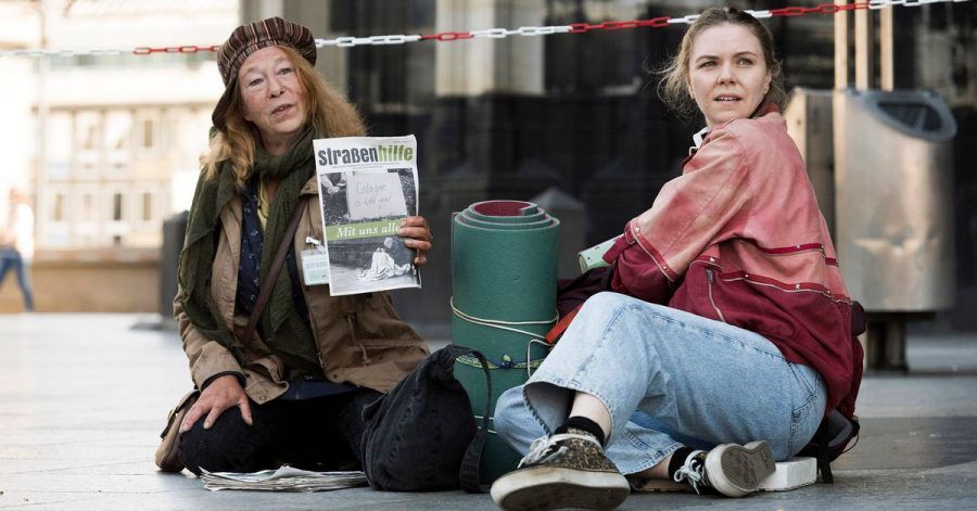Monika Keller (Rike Eckermann, l) verkauft am Dom Obdachlosenzeitungen. Sie hilft Ella Jung (Ricarda Seifried), die gerade erst lernt, sich auf der Straße durchzuschlagen.