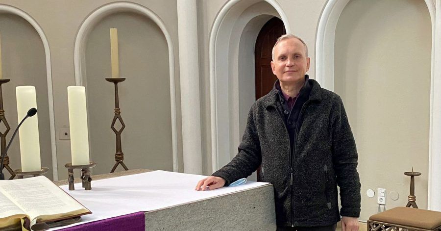 Pfarrer Burkhard Bornemann in seiner Zwölf-Apostel-Kirche.
