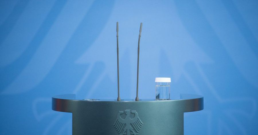 Das leere Rednerpult von Bundeskanzlerin Merkel vor Beginn ihres Statements nach der Videokonferenz mit den Ministerpräsidenten der Bundesländer.