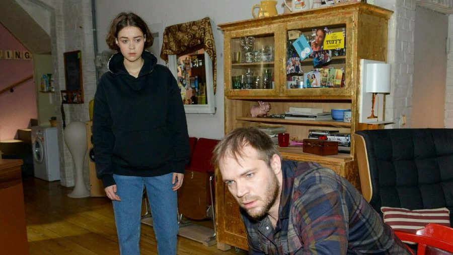 "GZSZ": Merle ist erschüttert, als sie Erik in einem völlig desolaten Zustand vorfindet (cg/spot)