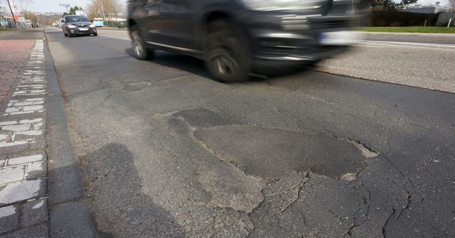 Bei Autoschäden durch Schlaglöcher gibt es laut Allgemeinem Deutschen Automobil-Club (ADAC) kaum Aussicht auf Schadenersatz.