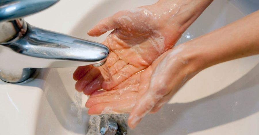 Häufiges Händewaschen kann die Haut in Mitleidenschaft ziehen - Waschlotionen ohne Seife versprechen eine milde Reinigung.