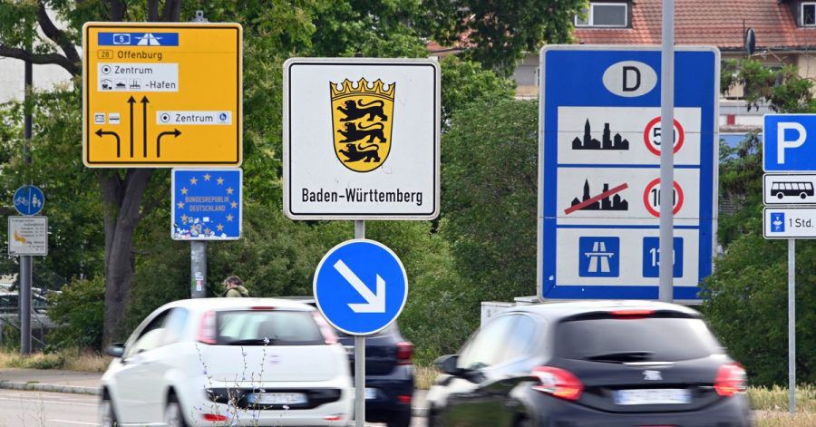 Am deutsch-französischen Grenzübergang Kehl fahren Autos nach Deutschland.