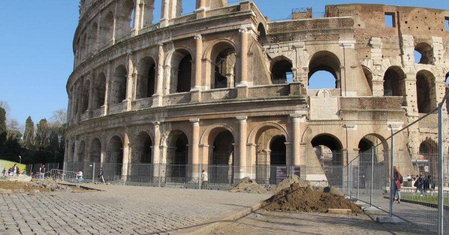 Auf einer Baustelle vor dem Kolosseum wird Kopfsteinpflaster verlegt.