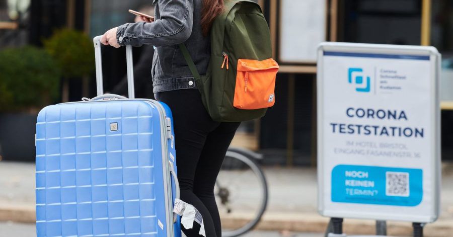 Den Koffer packen und in den Urlaub fahren? Die Deutschen müssen sich wieder auf Reisebeschränkungen über Ostern einstellen.
