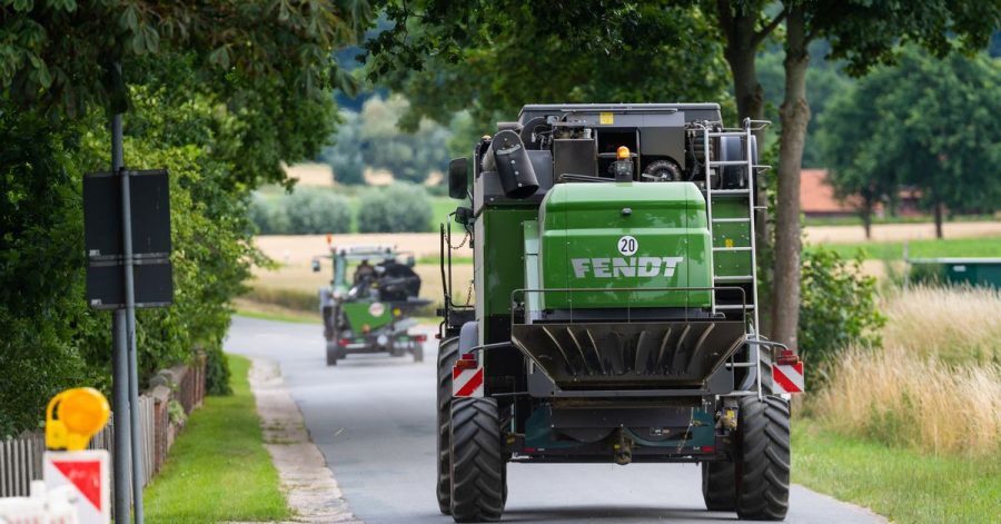 Für Motorradfahrer kann es eng werden, wenn Mähdrescher oder Baufahrzeuge auf der Straße unterwegs sind.