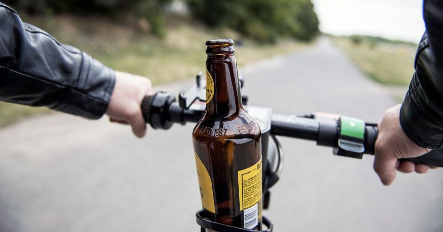Alkoholisiert E-Scooter fahren? Lieber nicht. Denn auf den lustigen Gefährten gelten die gleichen Regeln wie auf dem Fahrrad.