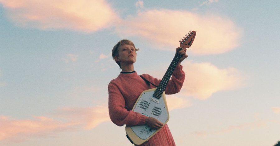 Auf ihrem neuen Album «Glow» findet Alice Phoebe Lou die perfekte Mischung aus sonniger Leichtigkeit und zarter Melancholie.
