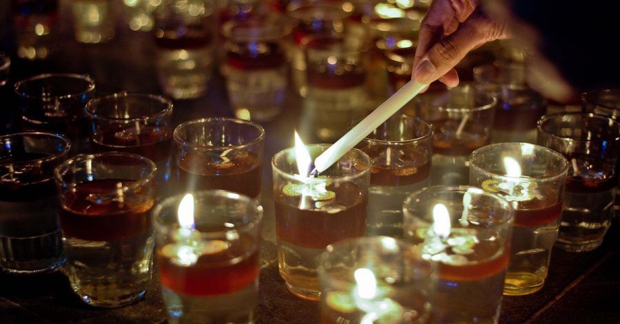 Kerzen werden anlässlich der "Earth Hour" angezündet.