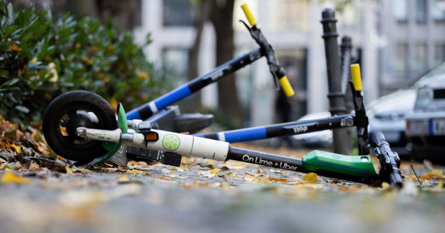 Mehrere E-Scooter liegen auf einem Gehweg: Insgesamt gesehen spielen sie beim Unfallgeschehen eine vergleichsweise geringe Rolle.