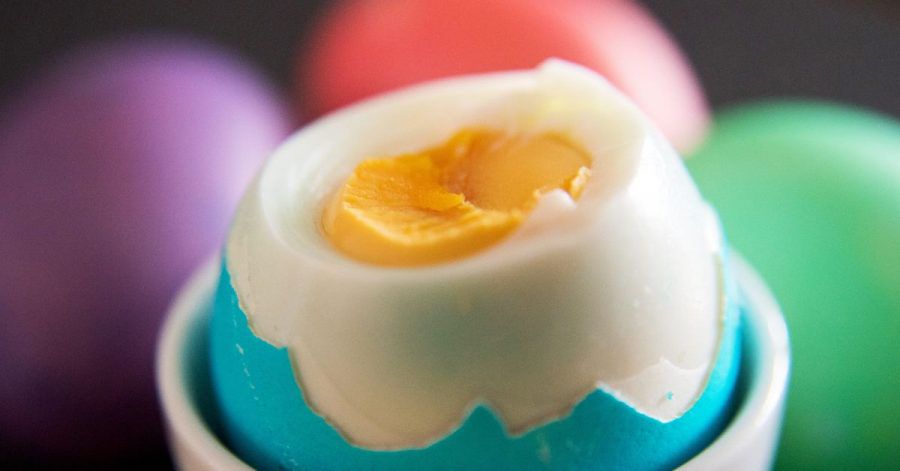Damit sich rund ums Eidotter kein grünlicher Ring bildet, sollte das Osterei beim Vorkochen nicht länger als 10 Minuten garen.