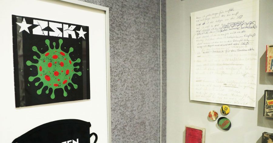 Die Single "Ich habe Besseres zu tun" über den Virologen Drosten und eine Maske mit der Aufschrift "Drosten Ultras" der Punkband ZSK in Bonn.