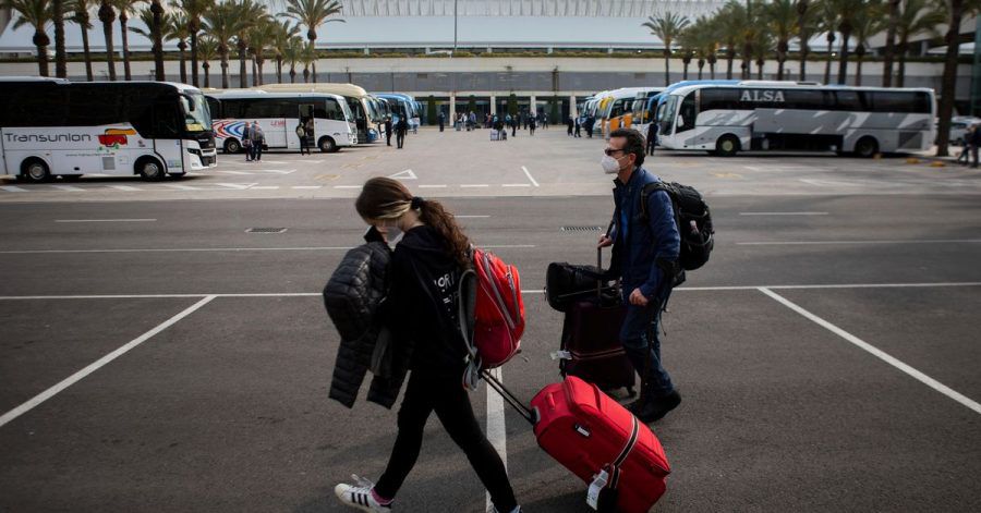 Passagiere mit Mund-Nasen-Schutz kommen am Flughafen Palma de Mallorca an.