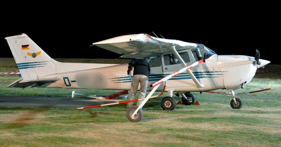 Ein Mitarbeiter der Bundesstelle für Flugunfalluntersuchung untersucht im Oktober 2018 die Unglücks-Cessna.
