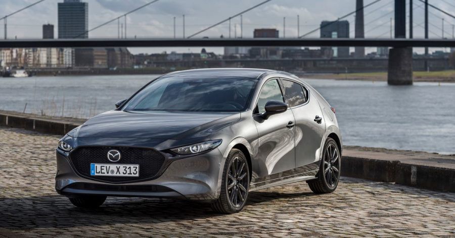 Byebye Diesel - den neuen Mazda3 vor Düsseldorfer Skyline gibt es nur noch mit verbesserten Benzinmotoren.