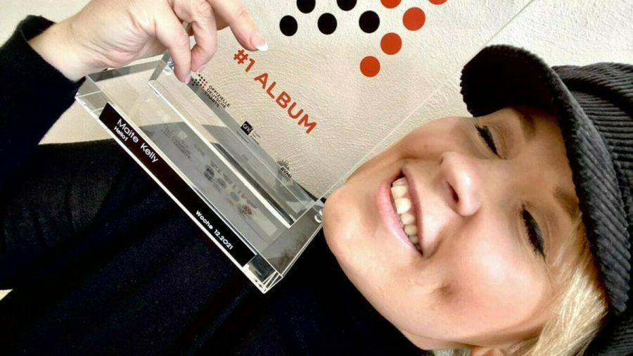 Maite Kelly mit ihrem "Nummer 1 Award" (wue/spot)