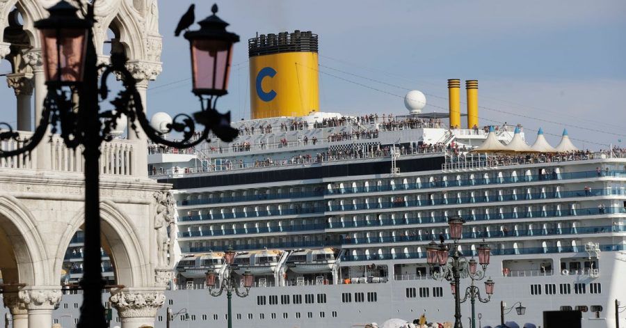 Das Kreuzfahrtschiff «Costa Deliziosa» fährt am Markusplatz in Venedig vorbei.