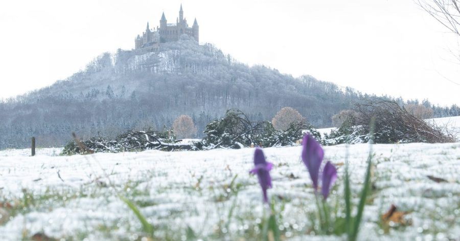 Im Süden könnte es noch einmal winterlich werden - wie hier auf der Schwäbischen Alb nahe des Schlosses Hohenzollern.