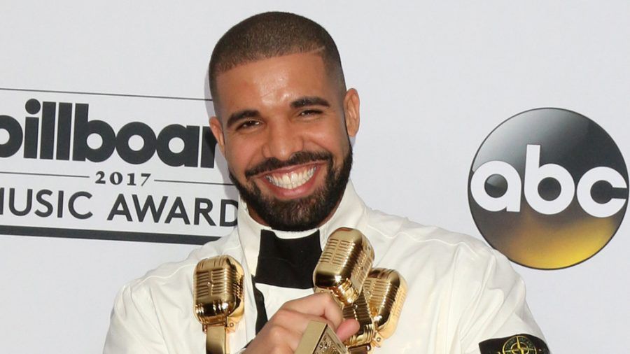Rapper Drake kann sich über seinen einzigartigen Charterfolg freuen. (cos/spot)