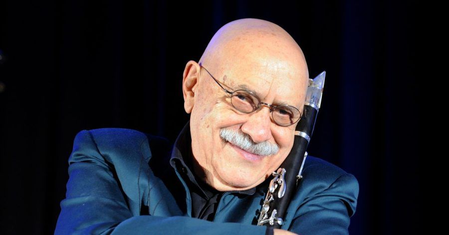 Giora Feidman konzentriert sich ganz auf die Musik.