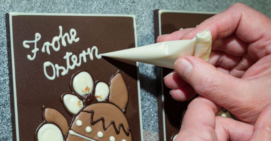 In der Confiserie Felicitas schreibt man schon mal «Frohe Ostern» auf die Schokoladentafeln.