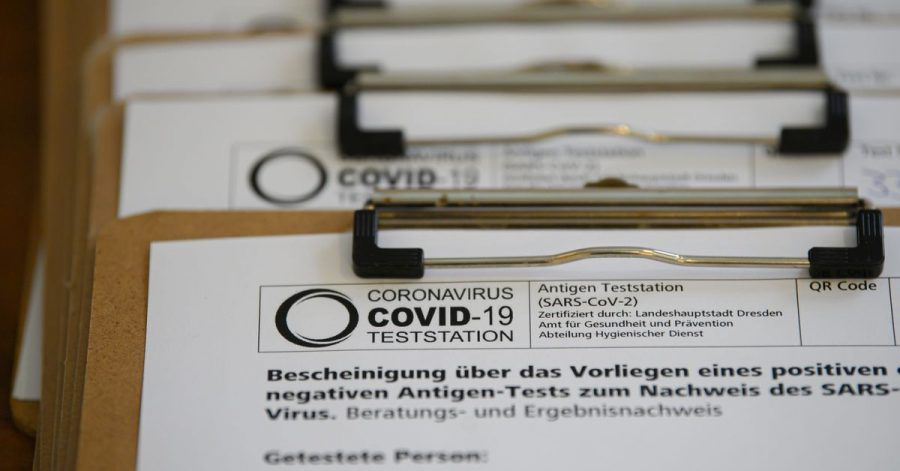Anmeldebögen in einer Corona-Teststation in einem Cafè in der Dresdner Neustadt.