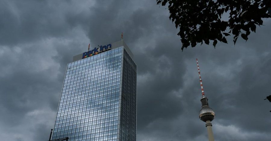 In über 120 Meter Höhe haben Feuerwehrleute einen Leuchtbuchstaben an der Fassade eines Hotels am Berliner Alexanderplatz vor dem Absturz bewahrt.