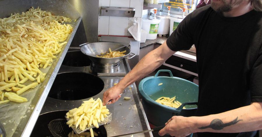 Dominique Bonnier bereitet in der «Maison Antoine» Pommes Frites zu. Sollten die belgischen Frittenbuden Unesco-Weltkulturerbe werden?