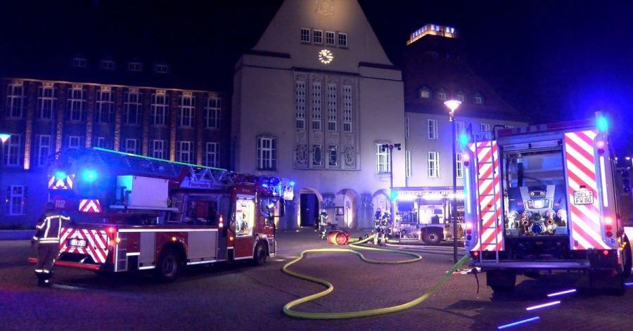 Nach einem Brandanschlag auf das Rathaus in Delmenhorst hat die Polizei einen 30-jährigen Mann festgenommen.