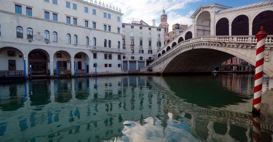 Die menschenleere Rialtobrücke spiegelt sich im Canal Grande.