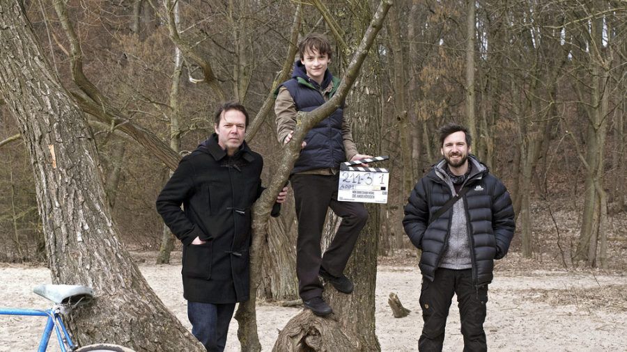 "Wir sind dann wohl die Angehörigen"-Drehstartfoto (v.l.): Regisseur, Drehbuchautor und Produzent Hans-Christian Schmid, Hauptdarsteller Claude Heinrich und Kameramann Julian Krubasik. (ili/spot)