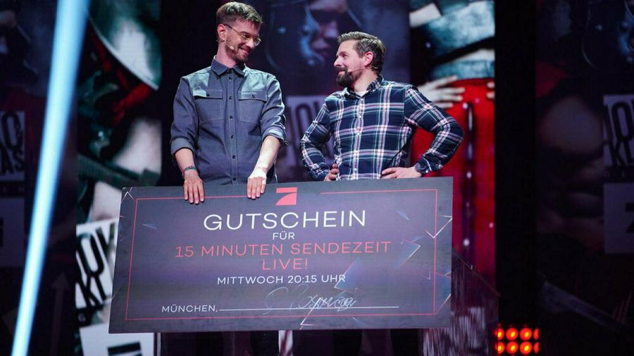 Joko Winterscheidt und Klaas Heufer-Umlauf haben sich in ihrer Sendung dem Pflegenotstand angenommen. (rto/spot)