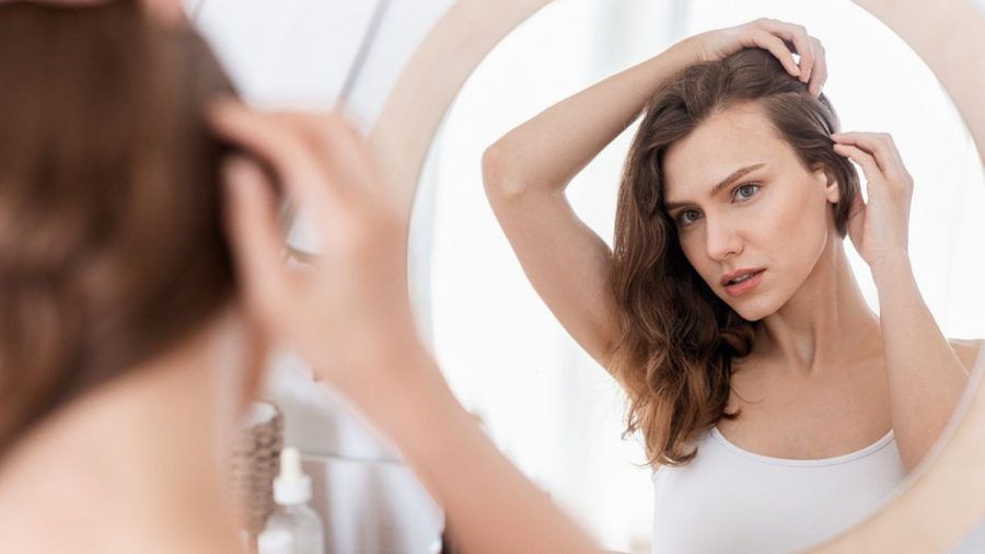 Geheimratsecken bei Frauen: Effektiv behandeln mit Haarlinienkorrektur
