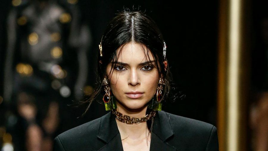 Kendall Jenner auf dem Laufsteg (wue/spot)