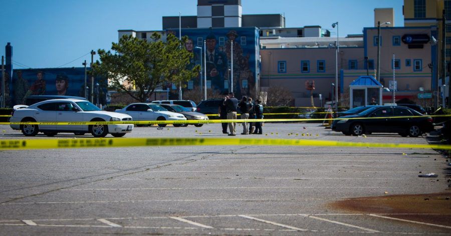 Polizisten ermitteln an einem der Tatorte in Virginia Beach.