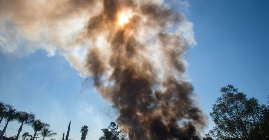 Rauch steigt nach einer Explosion von Feuerwerkskörpern im kalifornischen Ontario.