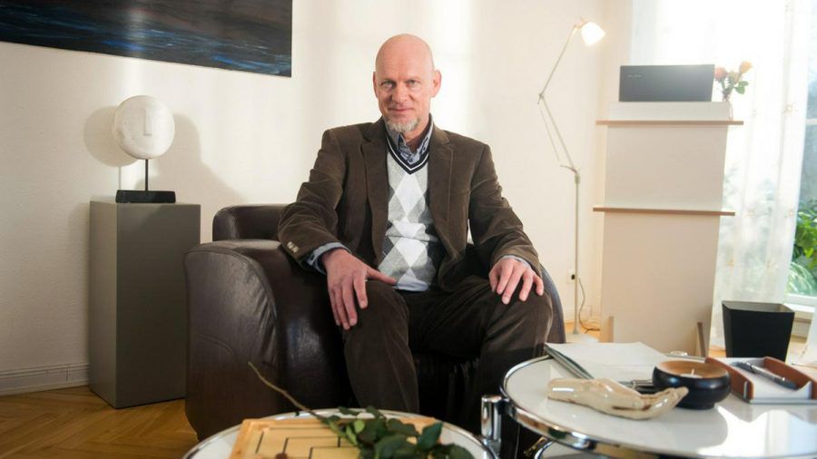 Rüdiger Hoffmann spielt in "Rote Rosen" einen Psychologen. (wue/spot)