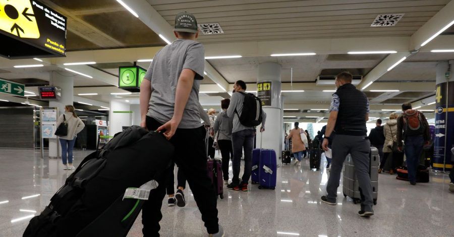 Passagiere kommen auf dem Flughafen Palma de Mallorca an.