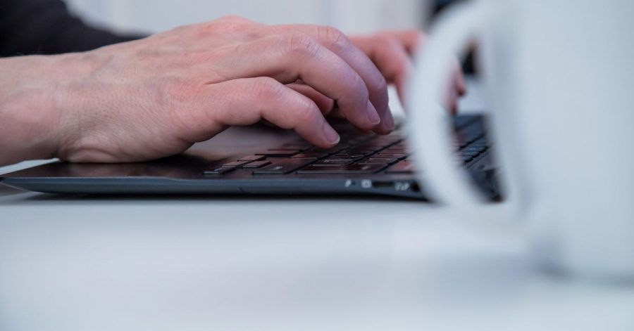 Viele Arbeitnehmer mit Familie fühlen sich im Homeoffice stark belastet und sorgen sich um ihre berufliche Zukunft.