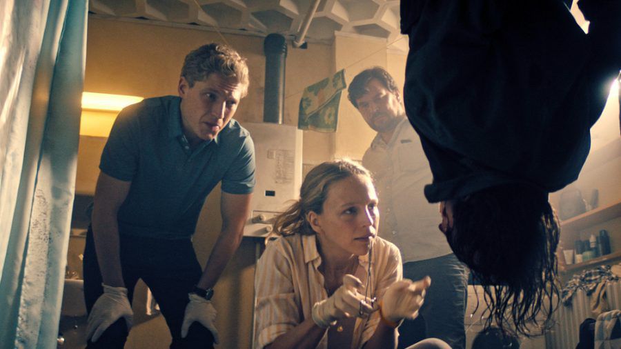 "Die Toten von Marnow": Sören Jaspers (Anton Rubtsov), Lona Mendt (Petra Schmidt-Schaller), Frank Elling (Sascha Geršak) am Tatort (cg/spot)